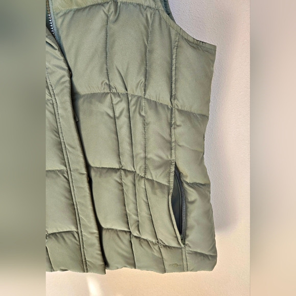 Women's puffy vest with faux fur collar.  Size Medium. Great for Fall! - Picture 5 of 5